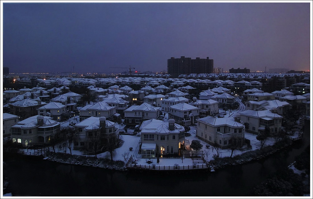 一夜小雪润小区.jpg